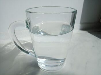 Gotas de Alkotox en un vaso de agua, experiencia de uso del producto. 