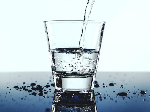 beber agua junto con alcohol
