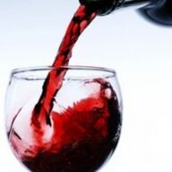 el vino se vierte en un vaso