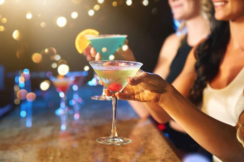 Algunas bebidas alcohólicas son adecuadas para una fiesta, pero no para reuniones íntimas. 