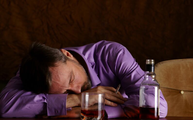 Un alcohólico compulsivo no podrá hacer frente a su adicción por sí solo. 