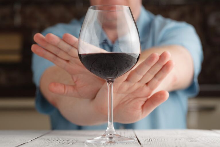 rechazo de una copa de vino