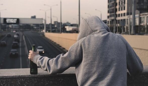 Beber hombre cómo ayudar a superar la dependencia