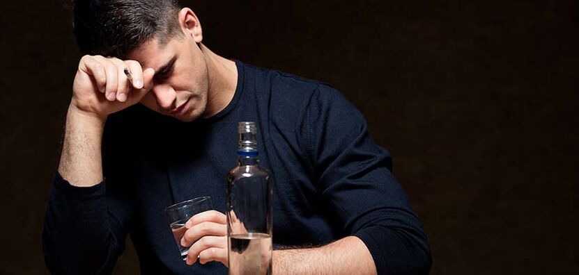 un hombre bebe alcohol como dejar de fumar foto 1
