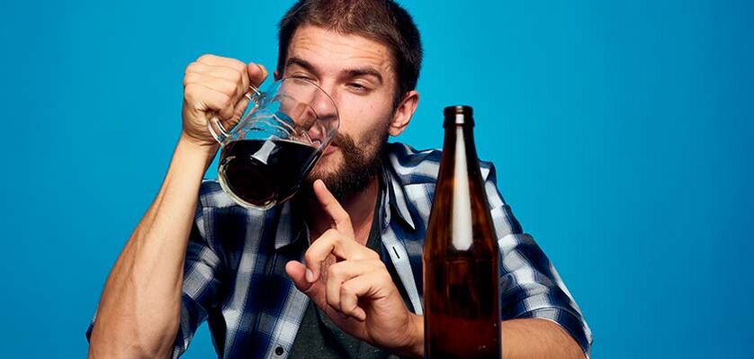 un hombre bebe alcohol como dejar de fumar foto 2